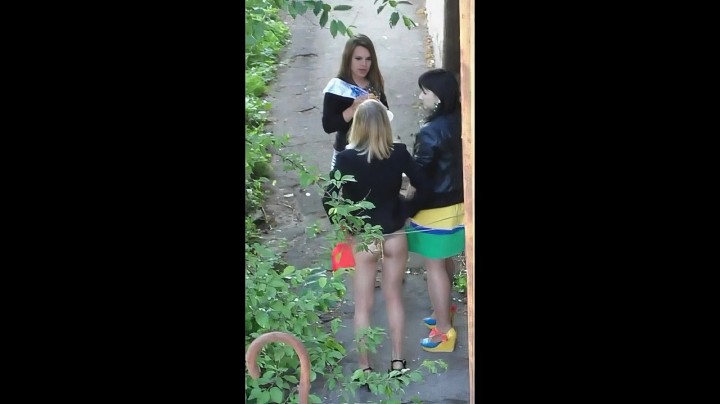 хентай писае подгляд Мамаши подсмотрели как девушка писает за углом